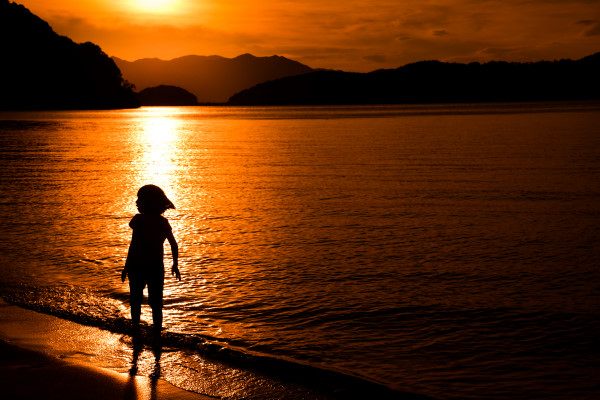 滋賀県近江八幡市、夕暮れの琵琶湖湖畔の少女photo by yuji tamura