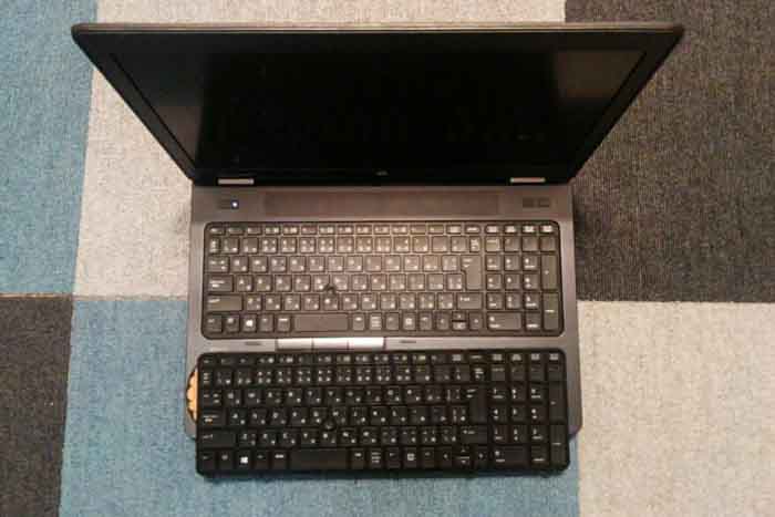 Zbook15 G1のキーボードの交換も無事完了。パームレストの上に乗っているのが外したキーボード。