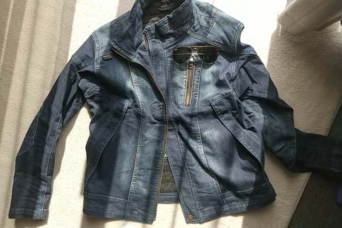 左：作業用品店で購入したジージャン。小道具に普段使いのRayBanのサングラス（AVIATOR RB3025 L0205）右：以前から愛用しているリーバイス501