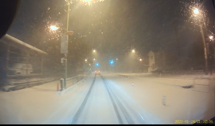 次第に粉雪が目の前を覆っていきました。（ドライブレコーダー映像から抽出）