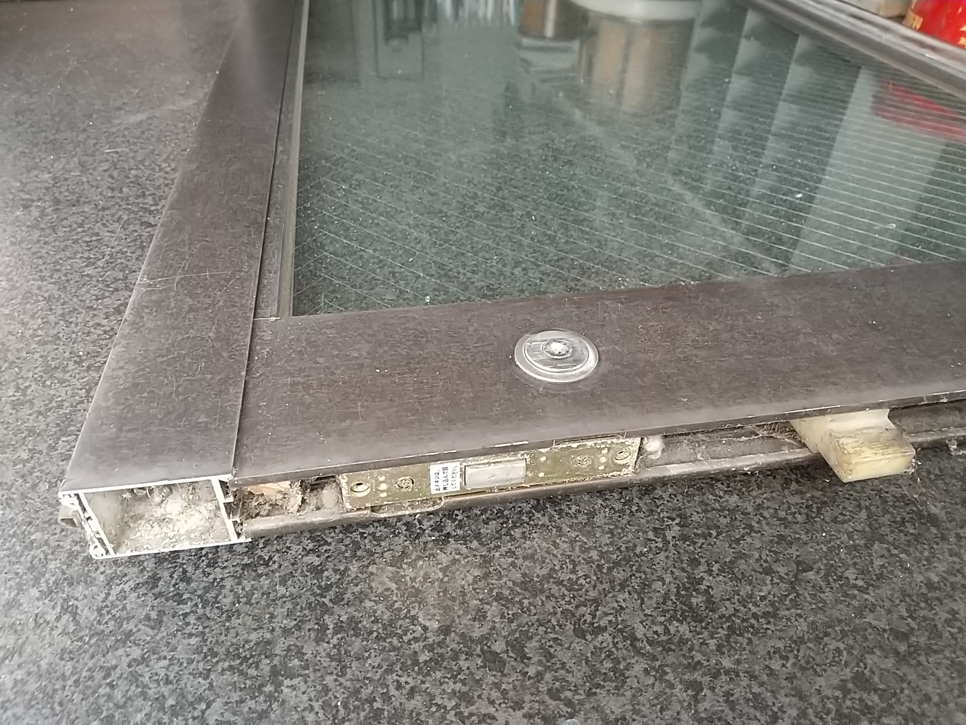 店舗自動ドアの、ドアの取り外しを伴うシリンダー交換・錠の取り換え。賀県近江八幡市の鍵屋 キー・ロック・サービス 湖東・湖北エリア出張所