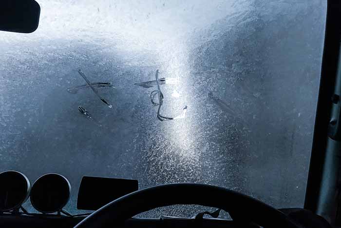 凍った車のフロントガラスに逆さ文字で「さむい」の文字
