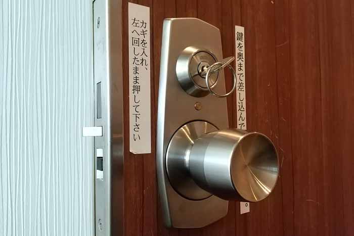 回らないはずの右側に回ってしまったホテル客室の鍵。