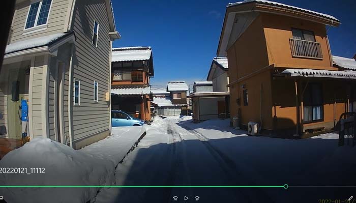 米原市内、ほとんど雪が解けた国道から路地に入るとこれだけの雪が残っていました。
