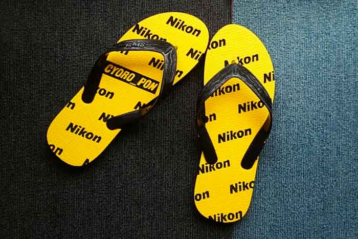 女性の写真仲間から頂いた、”NIKONカラー”の手作り島草履。キー・ロック・サービス湖東・湖北 エリア出張所