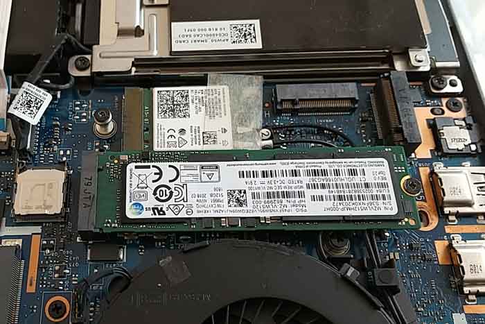 上側の空きスロットを利用してクローンSSD作成(画像はZbook15 G4)