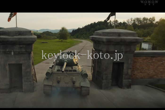ロシア映画「T-34レジェンドオブウォー」のワンシ-ン。捕虜収容所の鉄門をT-34の巨体で蹴散らして脱出するシーンです。(画像はWOWOW映画より引用)