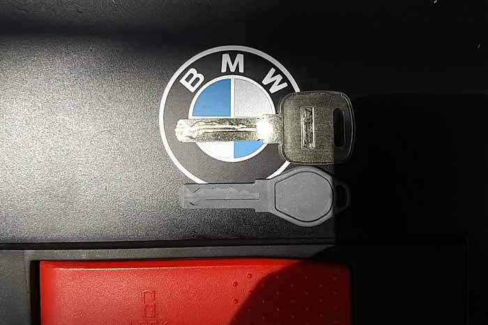 BMW製バイクバッグのスペアキー作成。下が樹脂製の元キー、上が今回住宅用のブランクキーで作った合鍵。