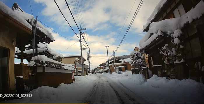 彦根市正法寺町を目指して中山道に。圧雪のガタガタ道を慎重に進みました。