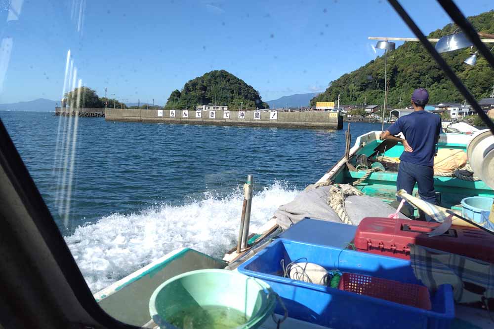 お客様の漁船に乗せていただき沖島へ。秋晴れの中、最高のクルージングでした！